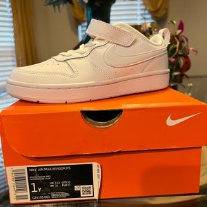 Boys size 1y white in color Nike Airmax Invigor PS